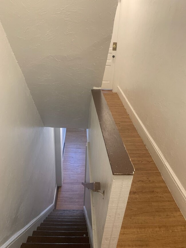 Building Photo - 3rd Floor Efficiency! Near York College in York City