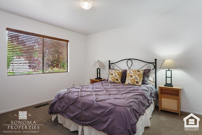 Building Photo - Beautifully Maintained Duplex in Glen Ellen