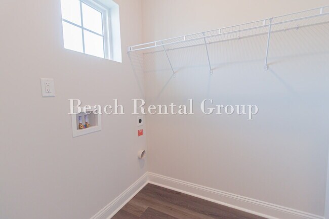 Building Photo - Spacious 3 Bedroom w/Loft, End Unit
