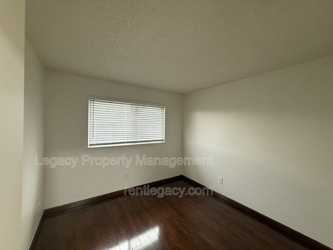 Building Photo - 2084 Quincy Ave