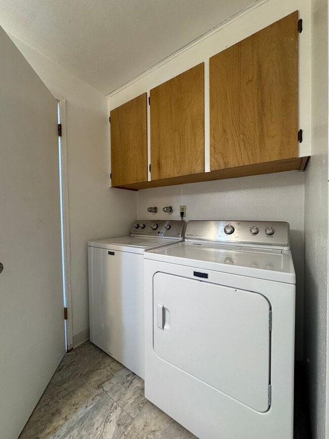 Building Photo - PET FRIENDLY 4 Bedroom 2 Bath