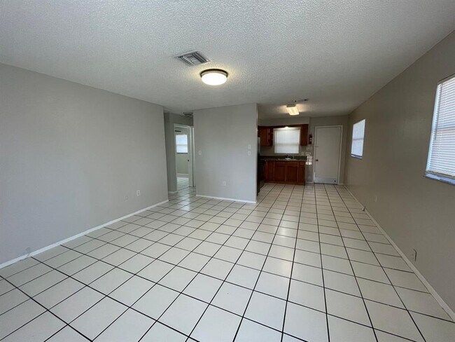 Building Photo - 5719 Silver Spur Dr