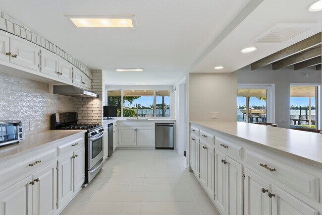 Building Photo - 3208 N Flagler Dr