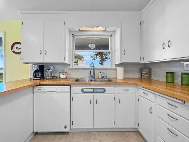 Building Photo - 2209 W Sequim Bay Rd