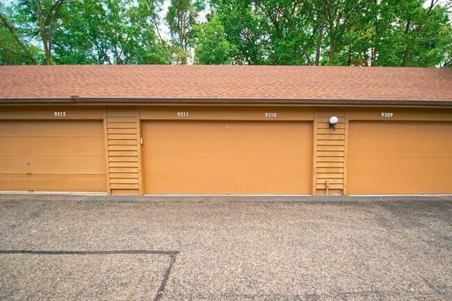 Building Photo - 9310 Hunters Creek Dr
