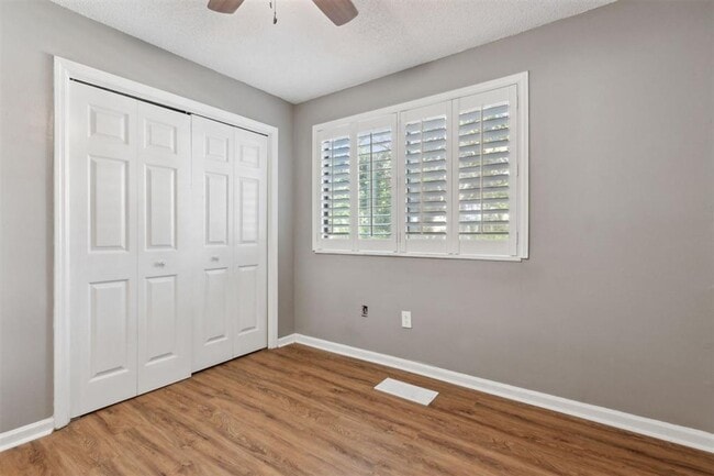 Building Photo - Charming 1BR Condo – Walk to the Beach! Fi...