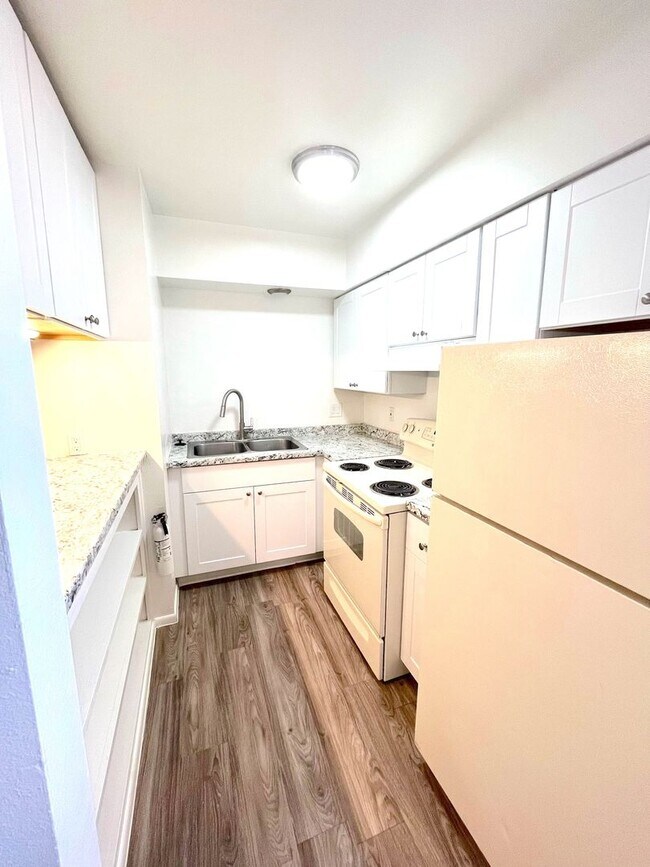 Building Photo - One Bedroom Unit with On site Laundry!