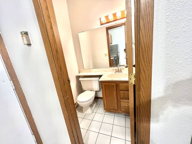 Building Photo - 3 bed, 2 bath Townhome - 1 Month Free on a 12-Month Lease!