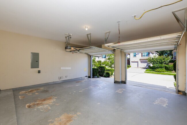 Building Photo - 16021 Summerville Lake Dr