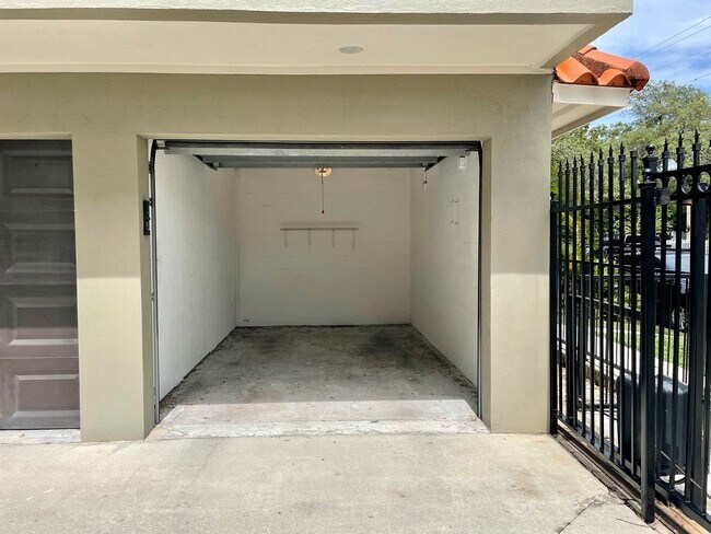 Building Photo - 3 Bed 2.5 Bath Townhouse in A+ location!