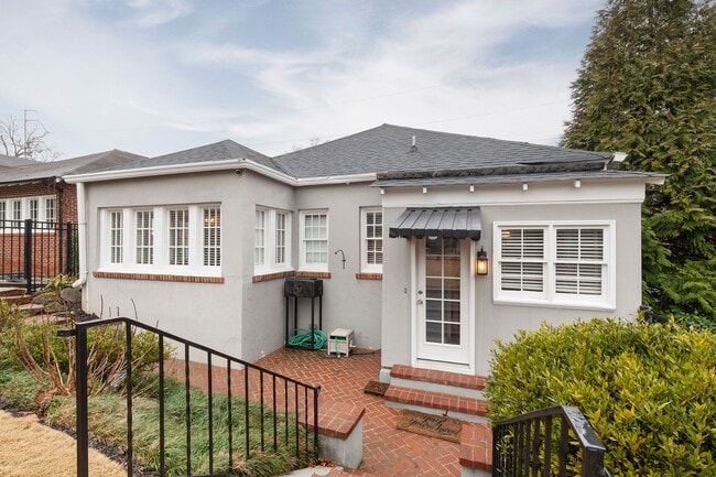 Building Photo - Timeless 3/2 in the Heart of Midtown by Piedmont Park!