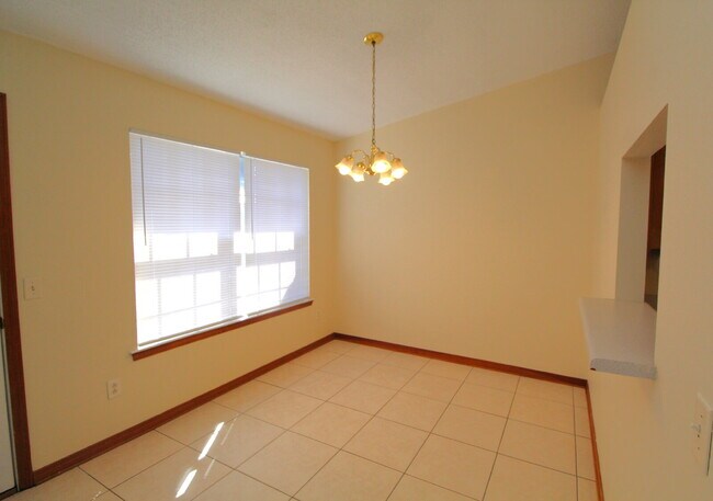 Building Photo - Coastal Living in Gulf Breeze! Spacious 2BR/2BA Duplex with Tile Floors, Laundry Room & Dishwashe...