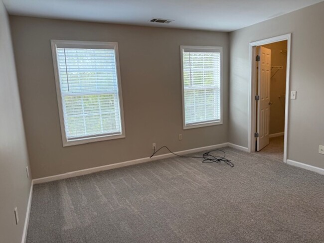 Building Photo - Stunning 4 BR / 3.5 Bath Townhome in Atlanta!