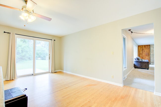 Building Photo - 24W360 Hemlock Ln