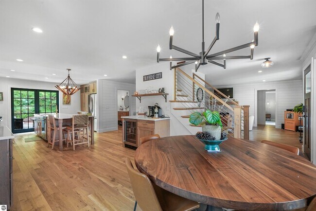 Building Photo - 7320 Peninsula Dr