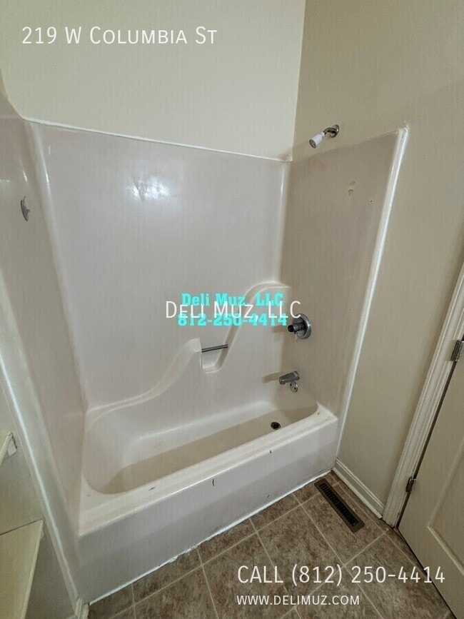 Building Photo - 219 W Columbia St