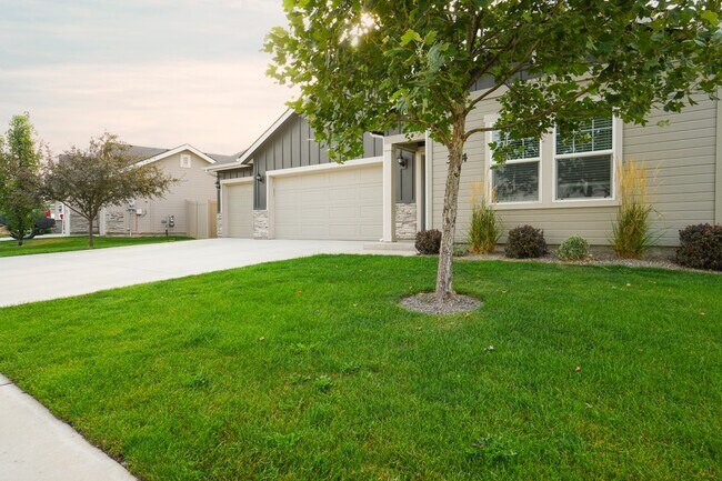 Building Photo - 3154 N Greengate Wy