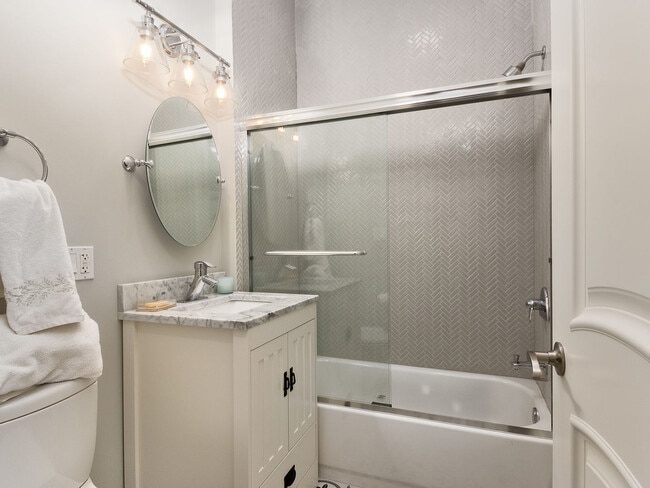 Building Photo - 2117 Wilmette Ave