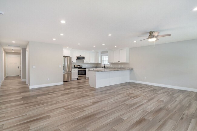 Building Photo - 1120 N Clay Ave