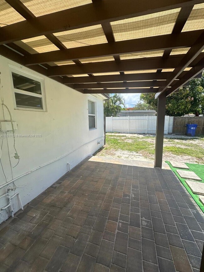 Building Photo - 1754 NE 48th Ct