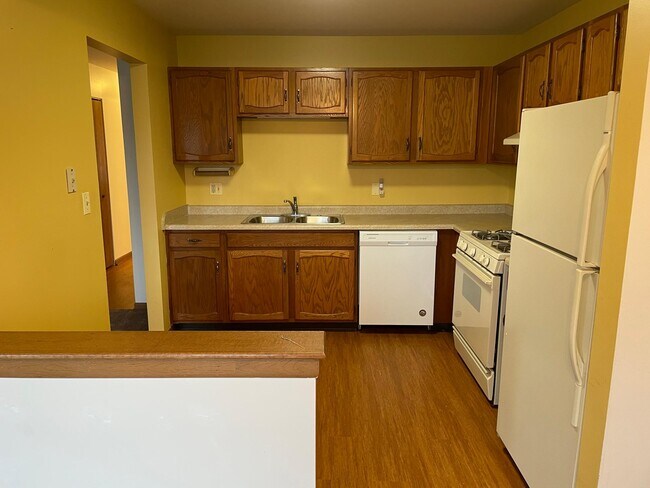 Building Photo - 876 Cross Creek Dr N