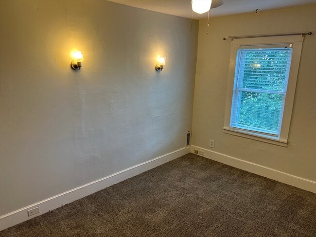 Building Photo - 658 Old West Central St