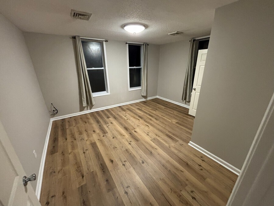 Building Photo - 1522 Main St