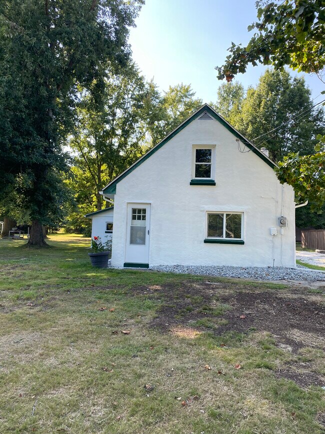 Building Photo - 1584 North Rd SE