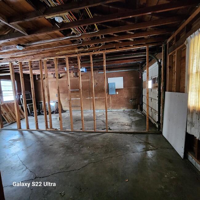 Garage with storage space - 844 Mayflower Dr