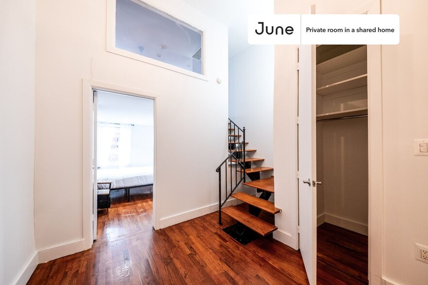 Building Photo - Private bedroom in 3 bed/1 bath Home