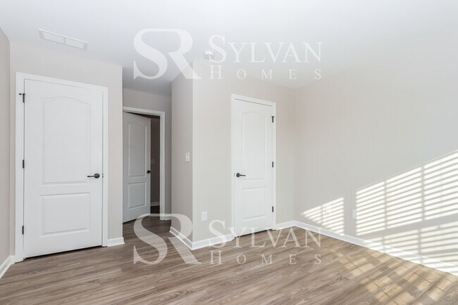 Building Photo - Immaculate 5 BR, 4.5 BA home is awaiting n...