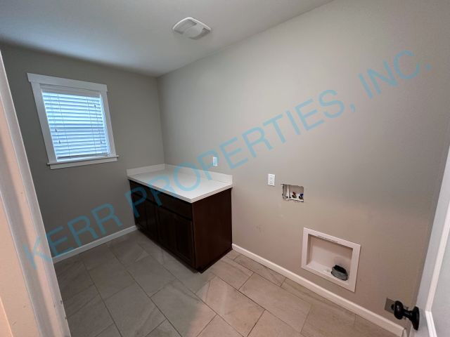 Building Photo - Spacious 4-Bed Gem in Gresham with 2.5 Baths and 2,665 Sq Ft of Comfort!