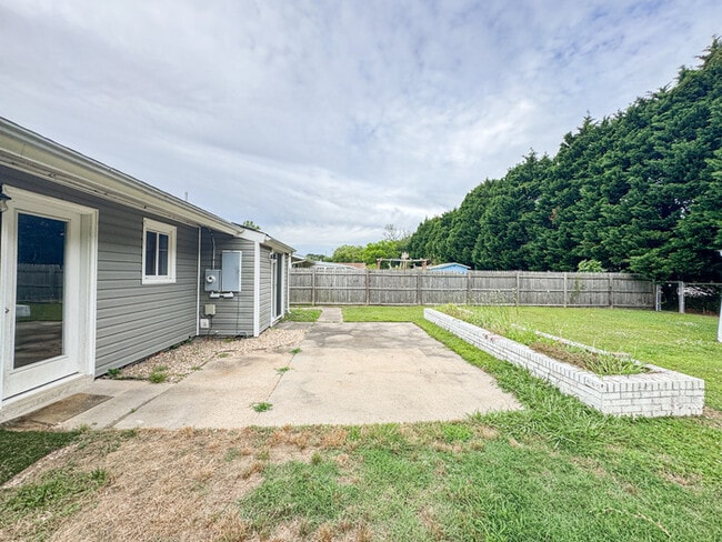 Building Photo - Charming Ranch in Highly Sought-After Grea...