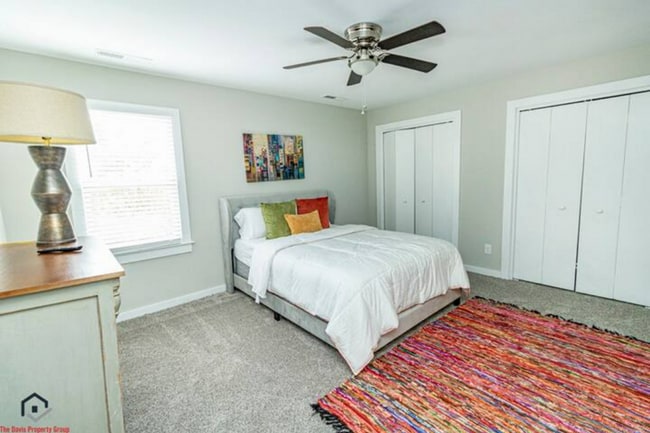 Building Photo - Townhouse with 2 bedrooms and 1.5 bathrooms in Willow Oaks