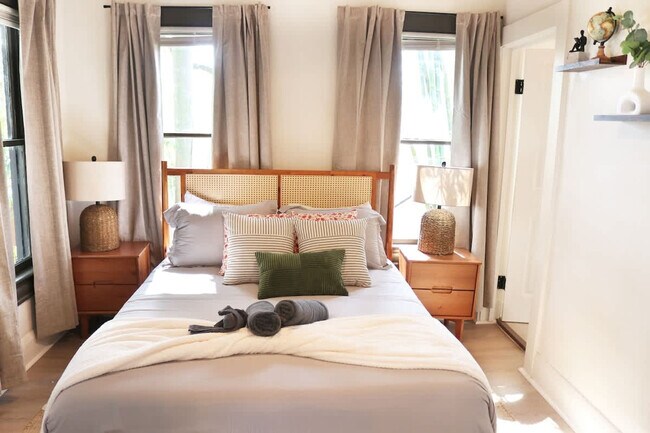 Building Photo - 102 W Emma St