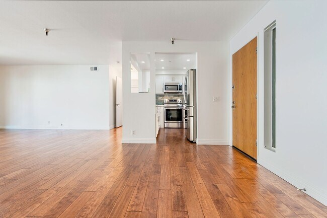 Building Photo - Modern Condo with over 1300 Square Feet wi...
