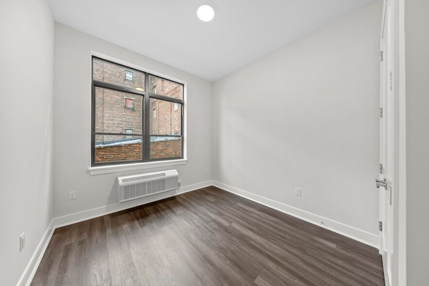 Building Photo - 121 34th St