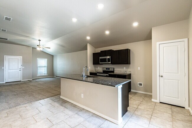 Building Photo - Newer 3/2/2 Home in Bell Farms!