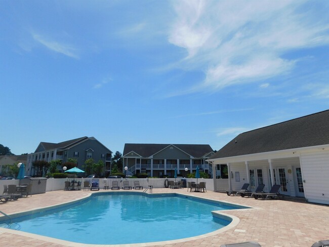 Building Photo - 5870 Longwood Dr