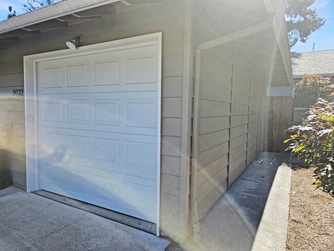 Building Photo - 9032 SW Monterey Pl