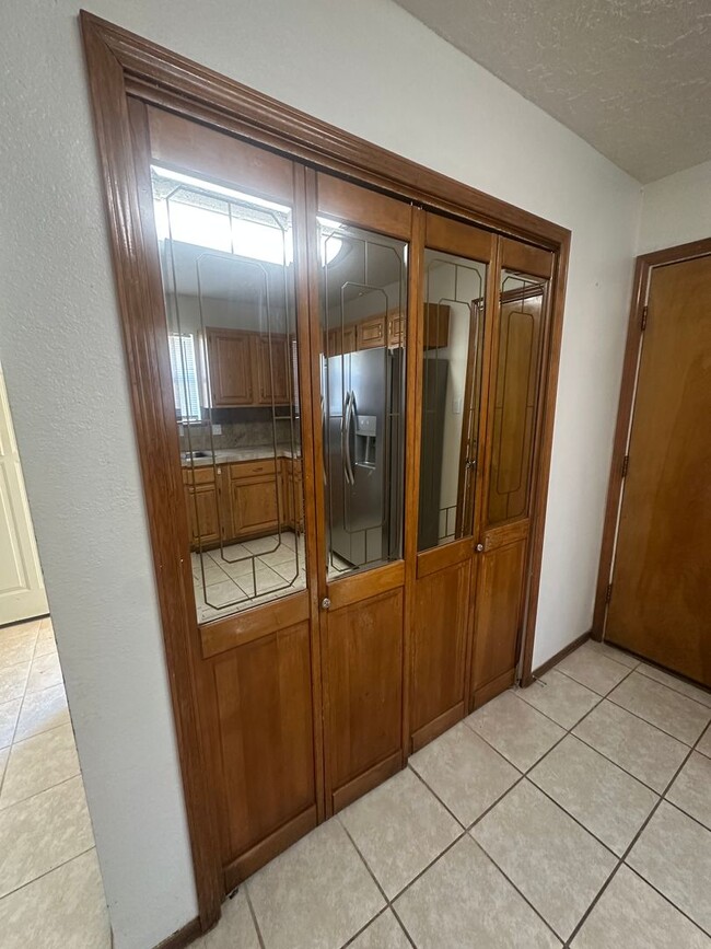 Building Photo - 3 Bedroom 2 Bath Home!