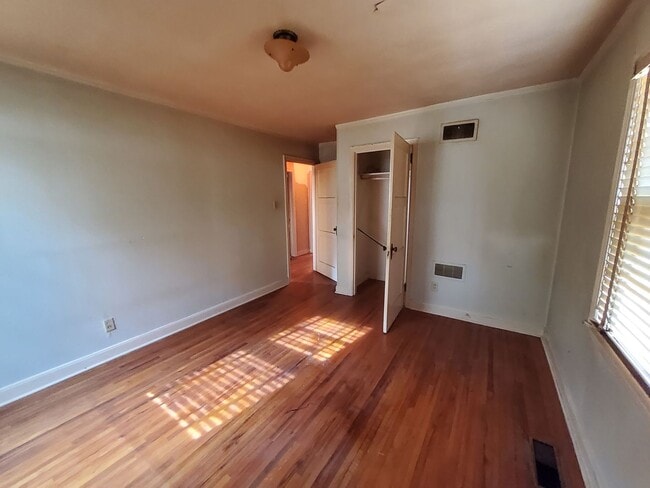 Building Photo - 807 Maria St