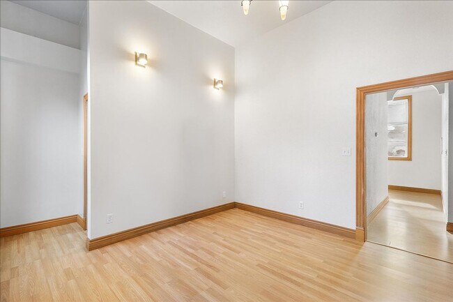 Building Photo - 1702 Paru St