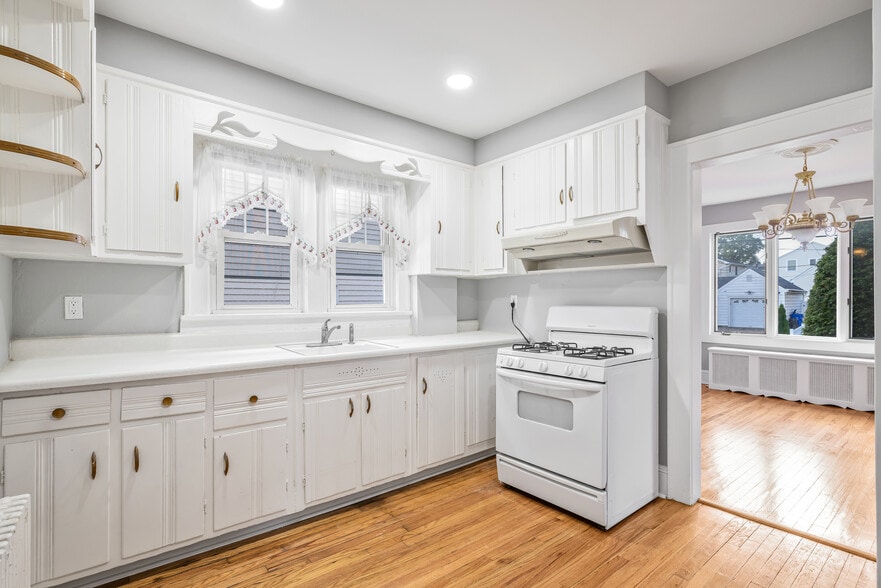 Kitchen - 64 Hudson Ave