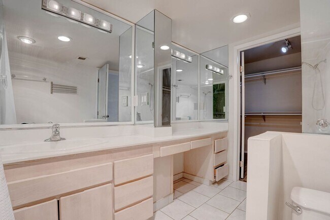 Building Photo - 3111 Bel Air Dr