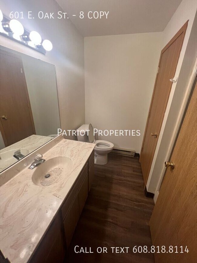 Building Photo - 601 E Oak St