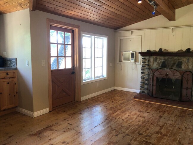 Building Photo - Country Charm In The City!