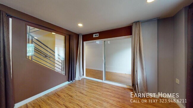 Building Photo - 11622 Oxnard St