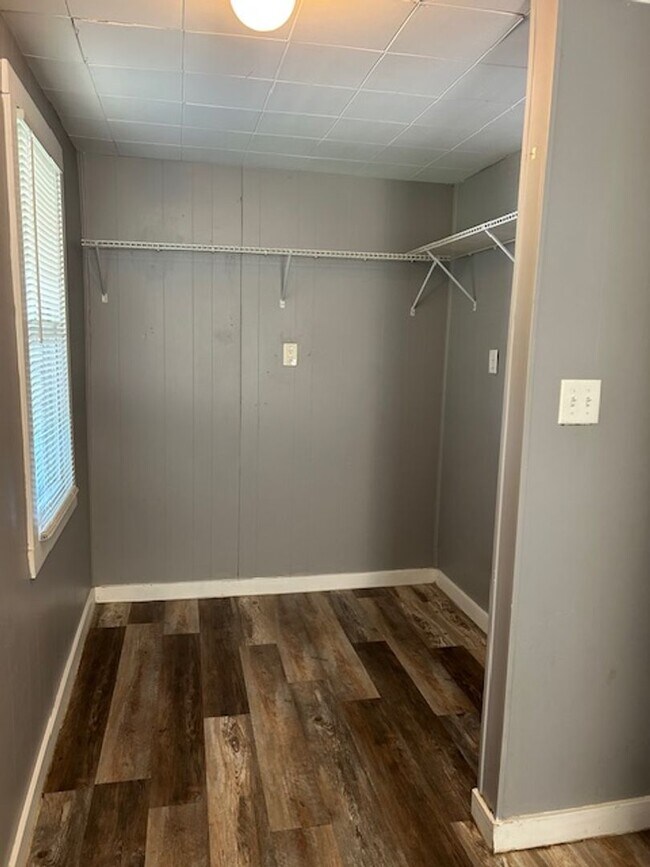 Building Photo - 3 Bedroom, 1 Bath Cape Cod Home w/Detached...