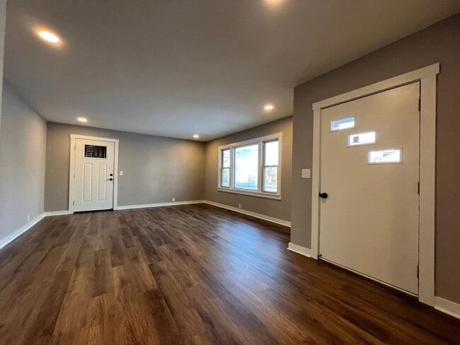 Building Photo - Remodeled Single Level 3 Bed, 2 Bath Home w/ 1 Car Garage